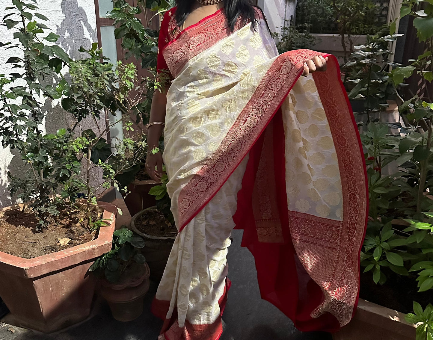 OFF WHITE -RED BUTTA ART KHADDI GEORGETTE