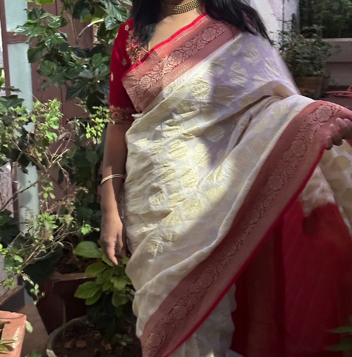 OFF WHITE -RED BUTTA ART KHADDI GEORGETTE