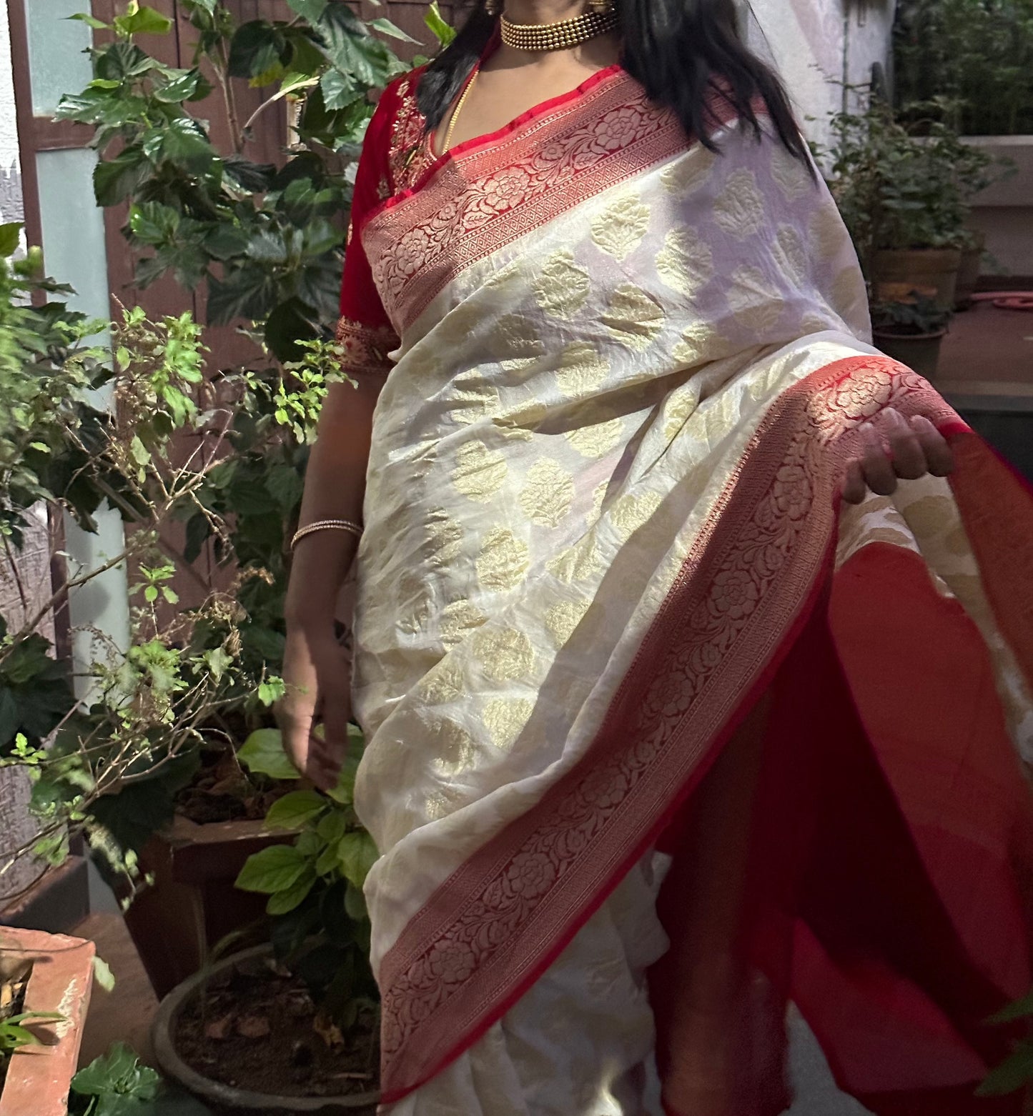 OFF WHITE -RED BUTTA ART KHADDI GEORGETTE